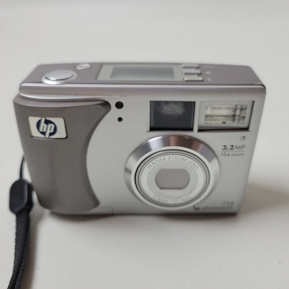 HP Photosmart 735 Digital Camera 3.2MP Pentax Zoom Lens Silver Bundle Q2210A